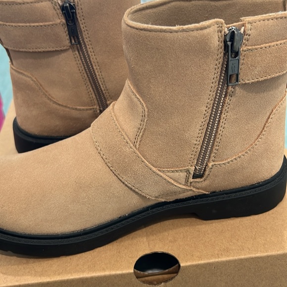 Kids size 4- K Ashton short weather Ugg boots! New! - Picture 3 of 11